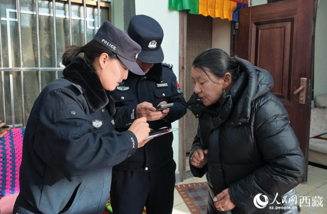 走家串户了解村民信息。 人民网记者 李海霞摄