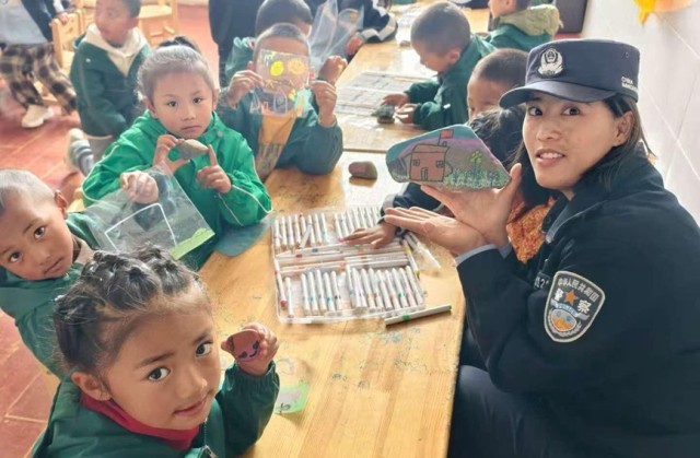 洛桑曲珍回到曾经的学校与孩子们一起画画。 任博摄