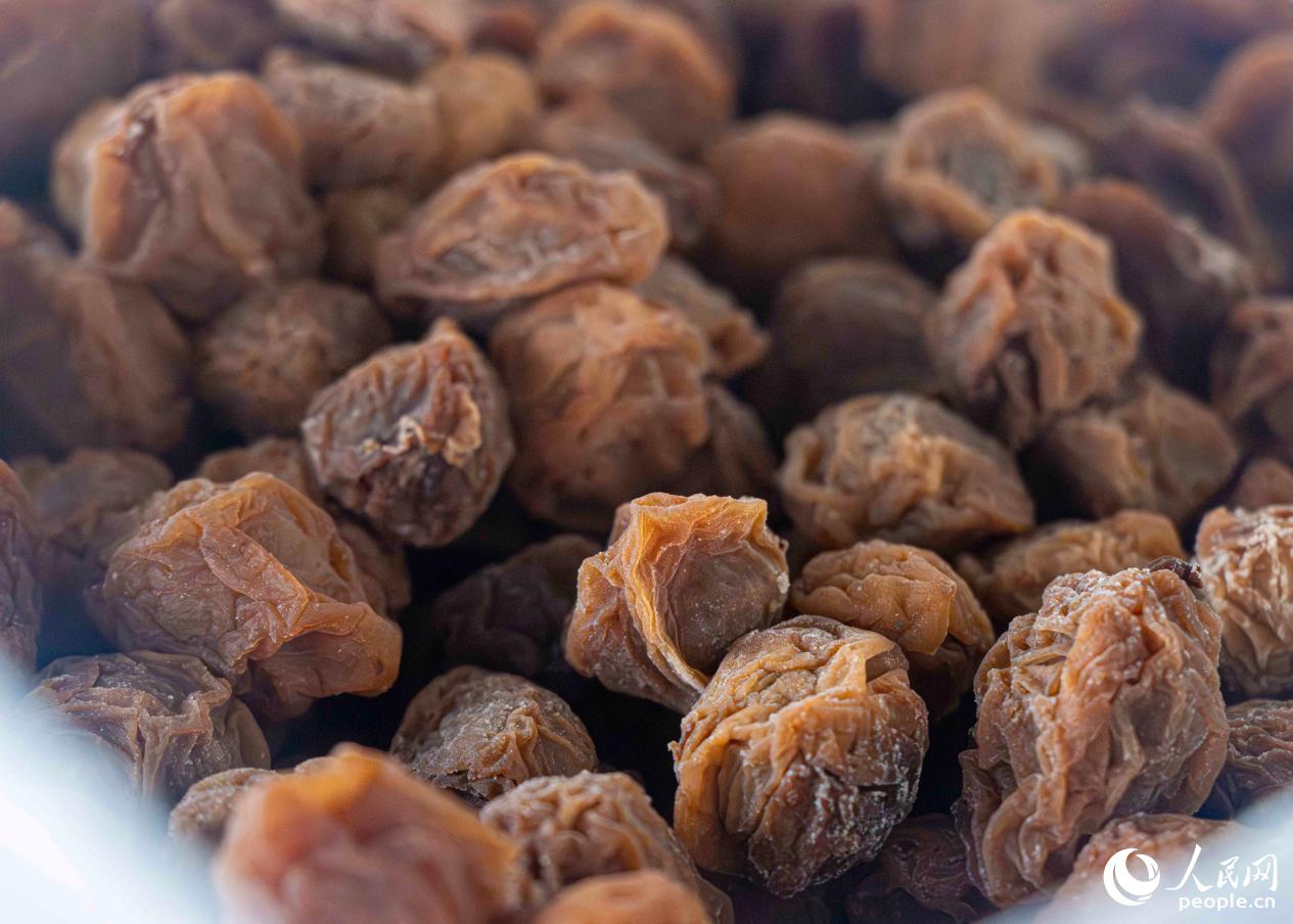 梅子干是当地有名农特产品。人民网 林铭贤摄