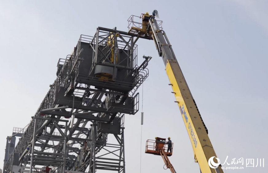 AI智能钻机井架起升。人民网记者 王波摄