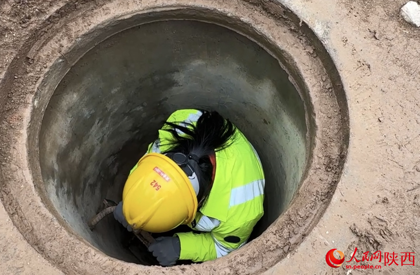 记者跟着“听风者”们进入地沟井内。人民网记者 白鸽摄