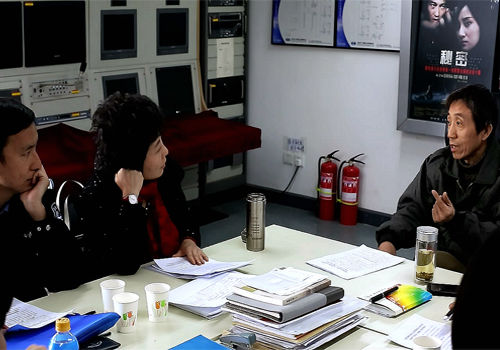 禁毒基地副主任曲晓光与李文君教授研究教学方案。
