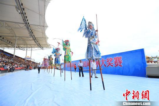 图为：踩高跷表演。　主办方提供 摄