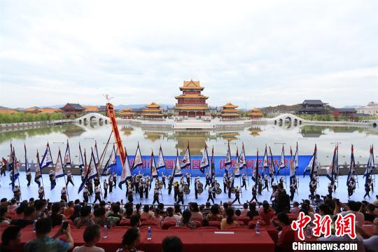 图为：舞大旗表演。　主办方提供 摄