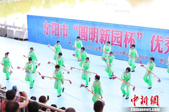 图为：民间艺术展演活动现场。　主办方提供 摄