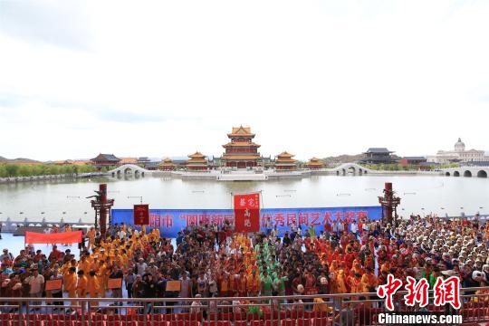 图为：民间艺术展演活动现场。　主办方提供 摄