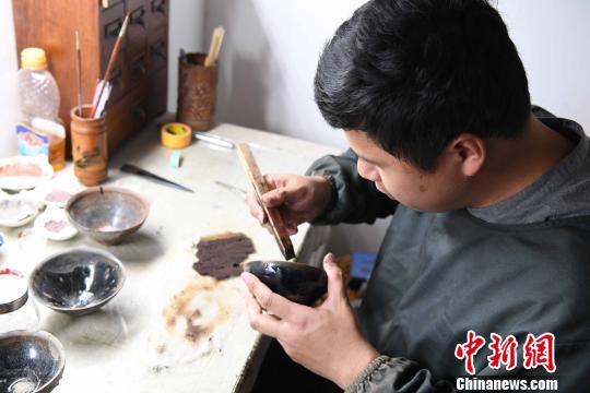 每天经常花在修缮的时间长达十多个小时，对于29岁的福州脱胎漆艺器物修缮师吴启彬来说，乐此不疲。　刘可耕 摄