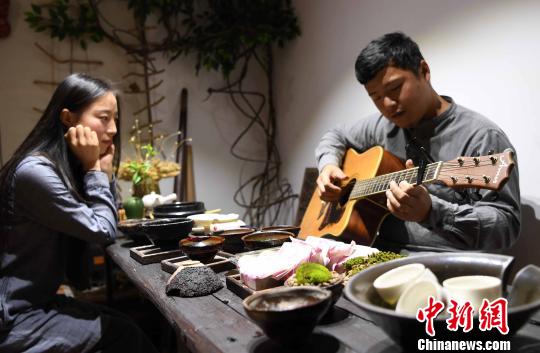 工作闲暇之余，吴启彬总会捧起吉他为相恋的女友奏上一曲。　刘可耕 摄