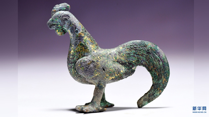 这是1月11日在宜城市博物馆拍摄的修复完成的汉代鎏金铜鸡.