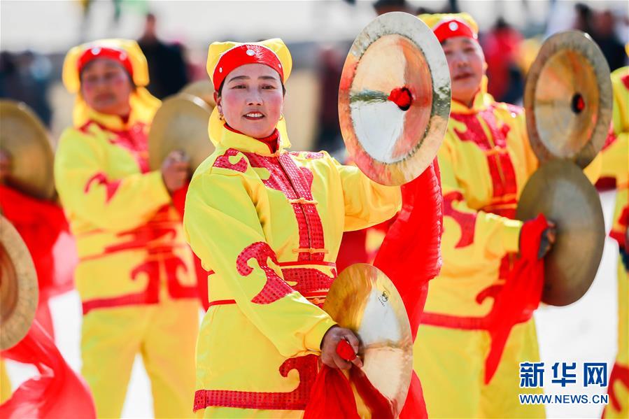 1月24日,民间艺人在江苏省盱眙县龙虾节广场上表演锣鼓.