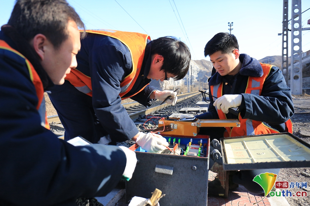 铁路信号工深山坚守的旗帜 春节巡山检修让旅客正点回家