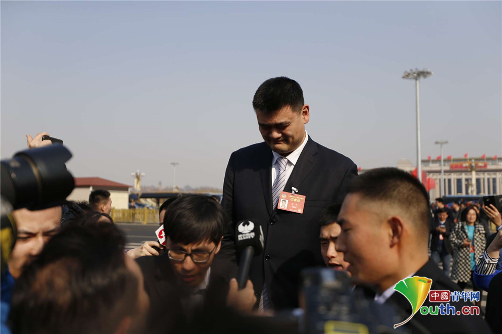全国政协委员姚明走向会场. 中国青年网记者 李拓 摄