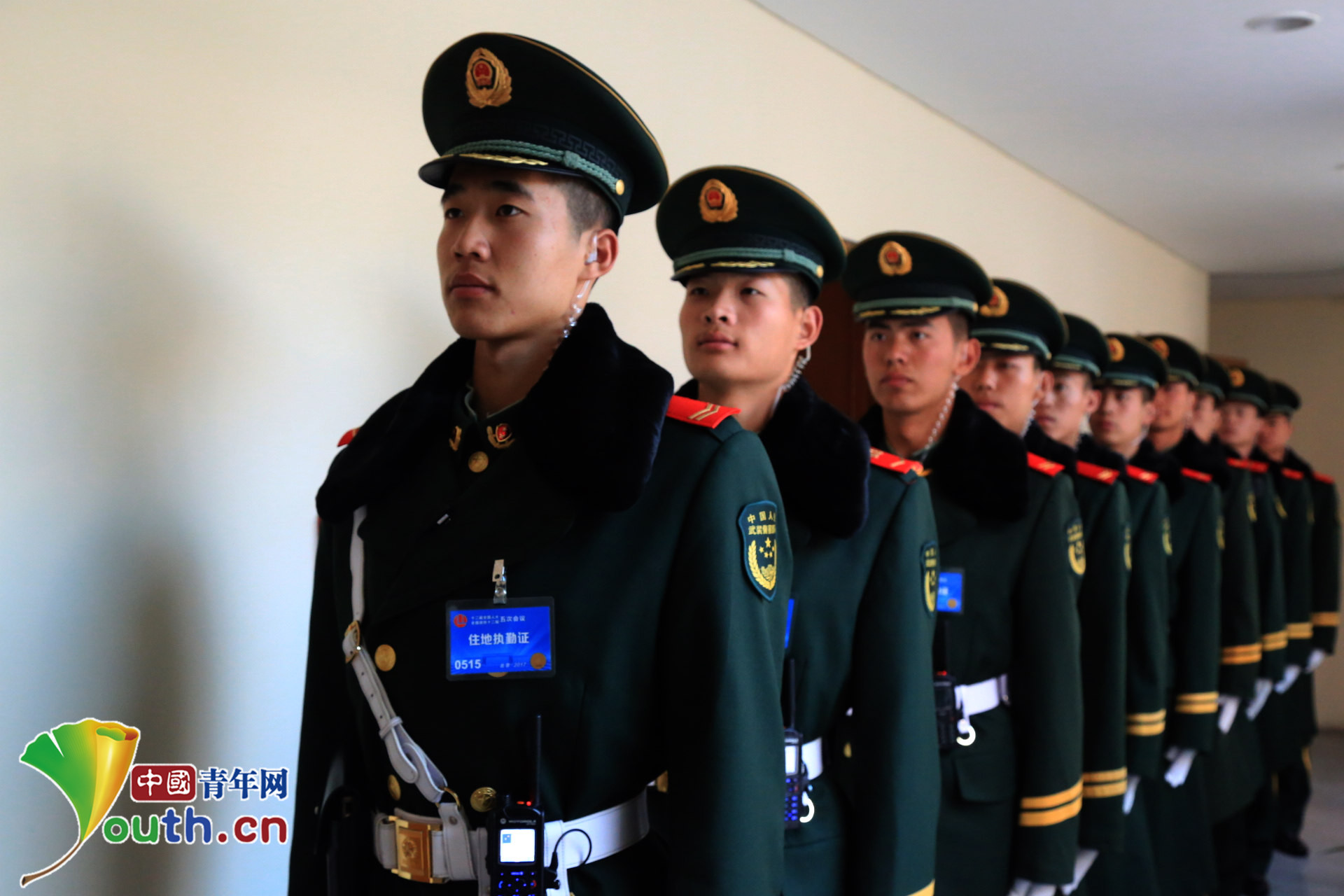 北京会议中心安全警卫任务的武警官兵正式走上哨位,执行两会安保任务