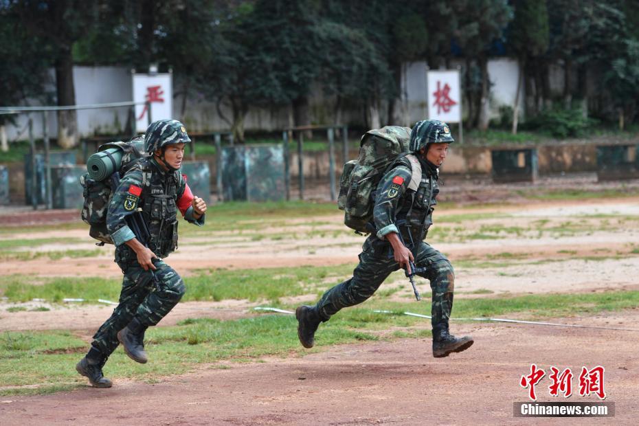 云南武警官兵负重奔跑. 中新社记者 任东 摄