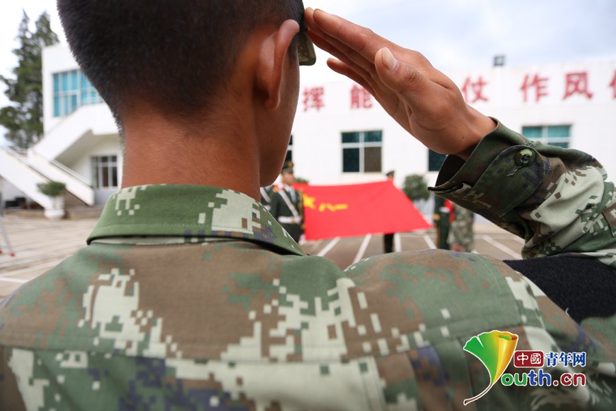 云南:武警退伍老兵饱含热泪卸衔 向军旗告别