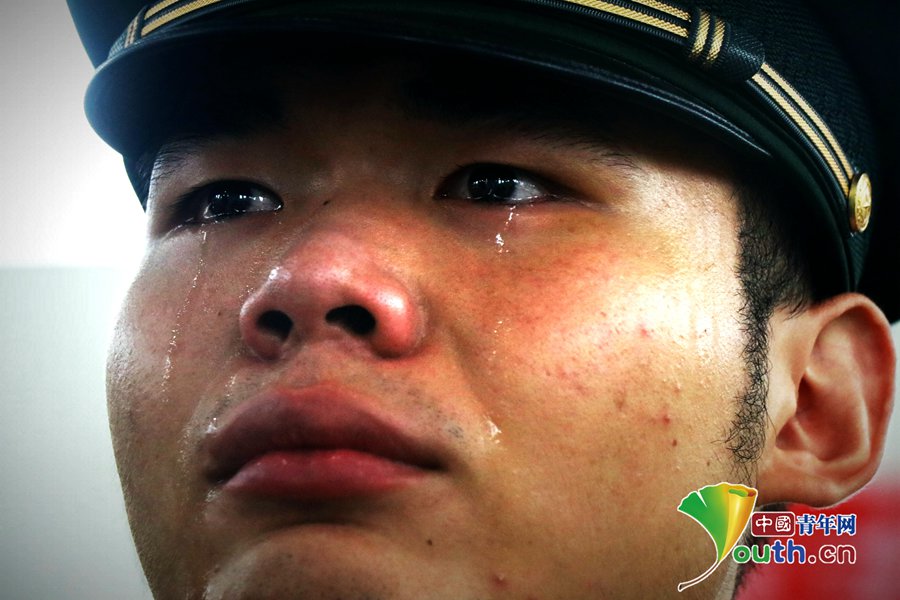 军人的眼泪图片