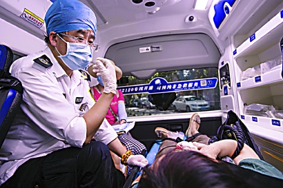 高温下的120急救队员,奔波在人世间体验着人间事