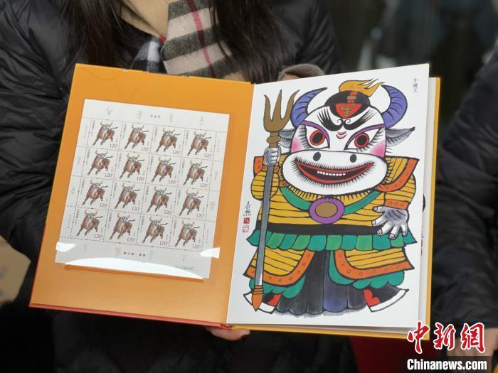 资料图：工作人员展示《辛丑年》特种邮票。　徐珊珊 摄