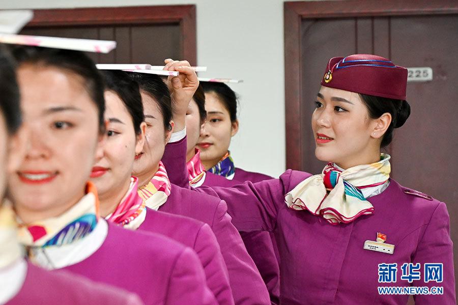 重庆:高铁"动妹"备战"五一"客流高峰