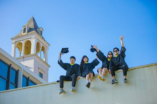 浙江海洋大学2021届毕业生在校园里合影留念.浙江海洋大学 郑威/摄