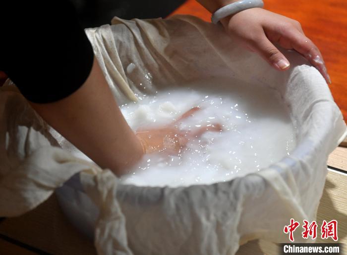 图为陈雨正在制作浆糊。　吕明 摄