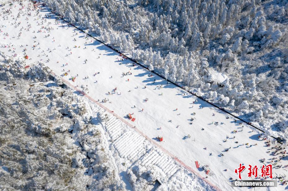 航拍江西庐山滑雪场人潮涌动冬奥会带来滑雪热