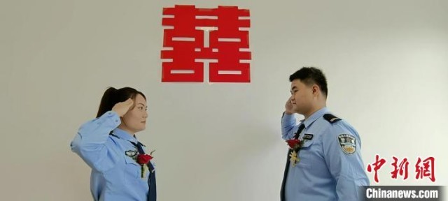 河北枣强一对辅警“新人”抗疫间隙举办“云婚礼”