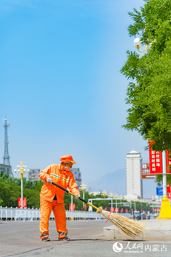 呼和浩特市土左旗的环卫工人们顶着烈日,坚守在一线,为扮靓城市的环境