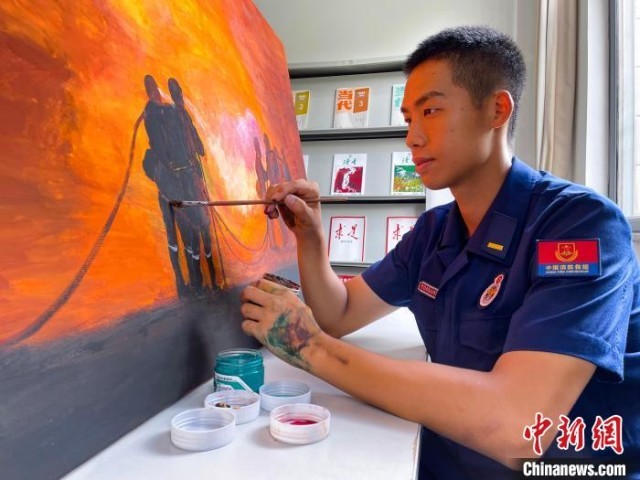 福建“火焰蓝”吴泽宇：画出消防魂勇做画中人