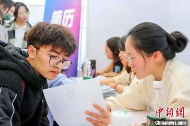 上海对外经贸大学2023届毕业生春季学期校园综合招聘会，240余家知名企业带来5600余个就业岗位。　上海对外经贸大学供图