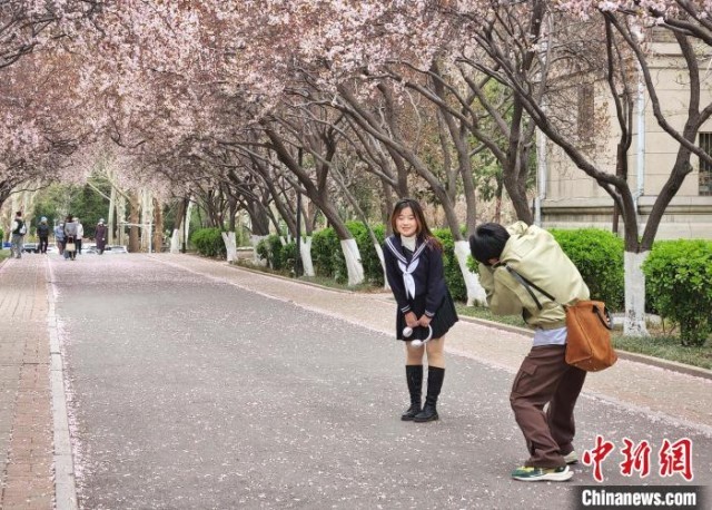 学生在校园拍照，用镜头留住春天。　赵晓 摄