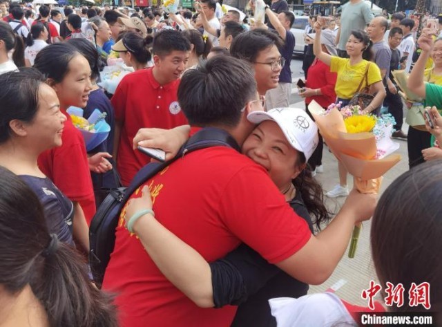 广西中考结束家长考场外花式迎接考生