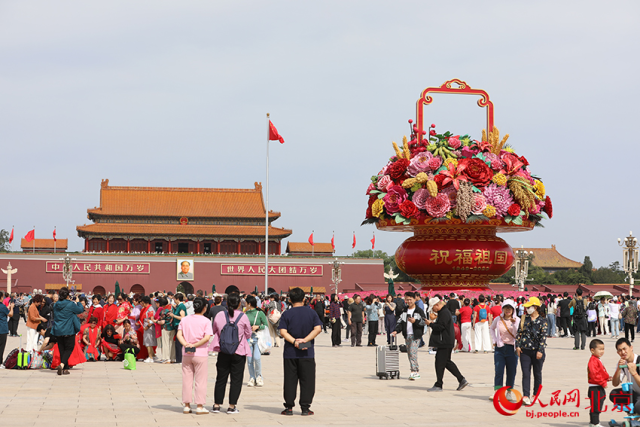 “祝福祖国”巨型花篮亮相天安门广场。人民网记者 尹星云摄