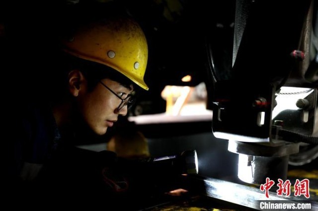青海西宁：铁路机车检修人员开启春运“护航”模式