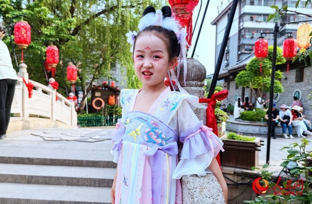小姑娘也穿起了汉服。人民网记者 王佩摄