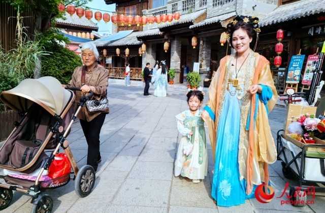 一对母女同穿汉服。人民网记者 王佩摄